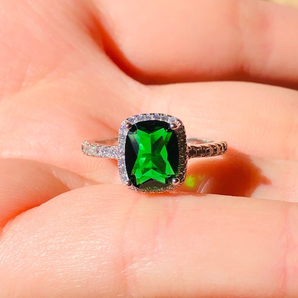 Jewelry - NWOT sterling silver emerald ring